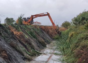 Καθαρίζονται αποστραγγιστικά κανάλια περιμετρικά του Πύργου