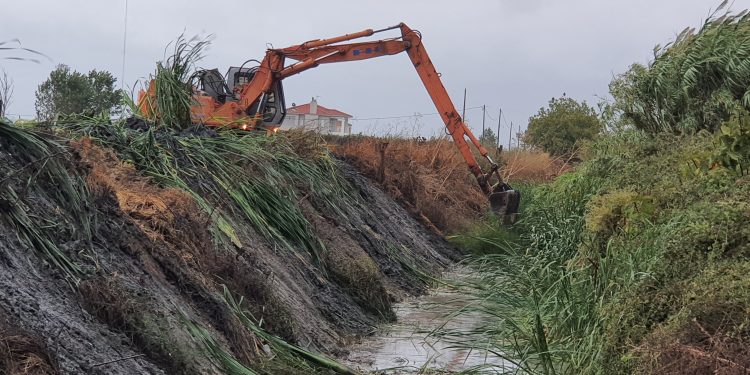 Καθαρίζονται αποστραγγιστικά κανάλια περιμετρικά του Πύργου
