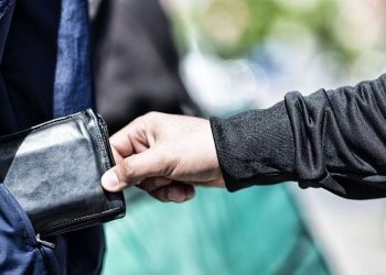 ΠΥΡΓΟΣ: Αφαίρεσε πορτοφόλι