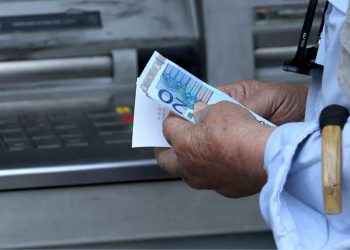 ΠΥΡΓΟΣ: Αφαίρεσαν από ηλικιωμένο χρήματα και πιστωτική κάρτα