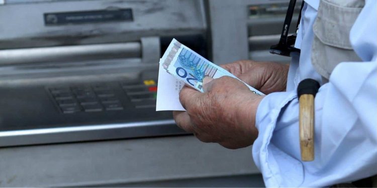 ΠΥΡΓΟΣ: Αφαίρεσαν από ηλικιωμένο χρήματα και πιστωτική κάρτα