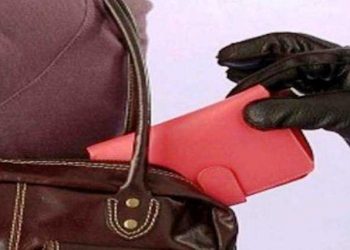ΠΥΡΓΟΣ: αφαίρεσε πορτοφόλι από γυναίκα