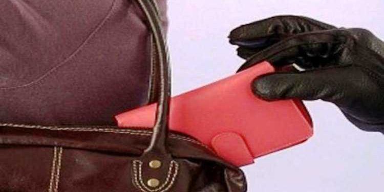 ΠΥΡΓΟΣ: αφαίρεσε πορτοφόλι από γυναίκα