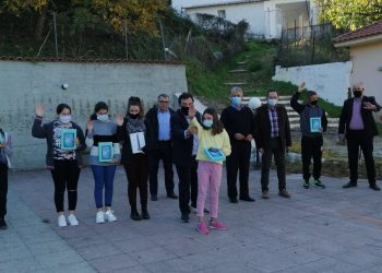 ΔΗΜΟΣ ΠΥΡΓΟΥ: Κοντά στους μαθητές  της Πεύκης ο δήμαρχος Πύργου – Μοίρασε τα πρώτα 11 τάμπλετ για την τηλεκπαίδευσή τους