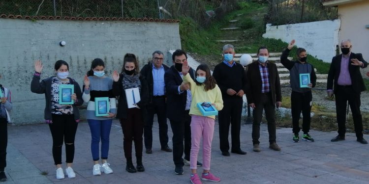ΔΗΜΟΣ ΠΥΡΓΟΥ: Κοντά στους μαθητές της Πεύκης ο δήμαρχος Πύργου – Μοίρασε τα πρώτα 11 τάμπλετ για την τηλεκπαίδευσή τους