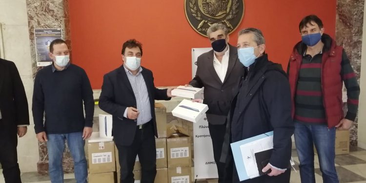 Σπουδαία προσφορά 200 τάμπλετ σε μαθητές από τον Δήμο Πύργου