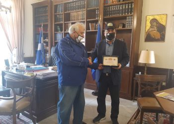 Πλακέτα κι ευχαριστίες από την ΑΟΛΑΠ στον Δήμαρχο Πύργου