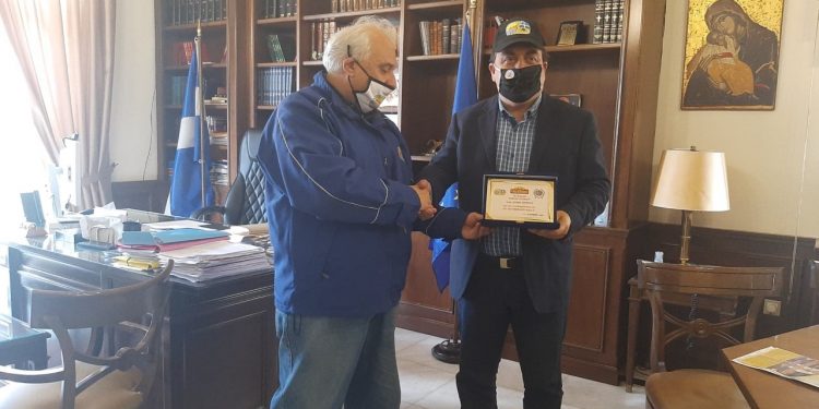 Πλακέτα κι ευχαριστίες από την ΑΟΛΑΠ στον Δήμαρχο Πύργου