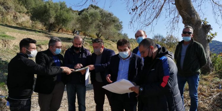 ΔΗΜΟΣ ΠΥΡΓΟΥ: Εγκαταστάθηκε ο εργολάβος για τεχνικά έργα βελτίωσης αγροτικών δρόμων στην Καρυά