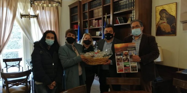 ΔΗΜΟΣ ΠΥΡΓΟΥ: Μ’ ένα καλάθι γεμάτο ευχές