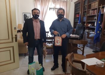 Εορταστική επίσκεψη στον Δήμαρχο από τον Πρόεδρο των Εργαζομένων Χρήστο Γαρύφαλλο