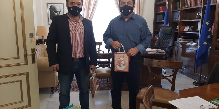 Εορταστική επίσκεψη στον Δήμαρχο από τον Πρόεδρο των Εργαζομένων Χρήστο Γαρύφαλλο