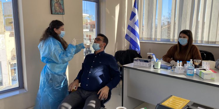 ΔΗΜΟΣ ΑΝΔΡΑΒΙΔΑΣ – ΚΥΛΛΗΝΗΣ: Με μεγάλη συμμετοχή των Δημοτών διεξήχθη σήμερα ο έλεγχος ταχείας ανίχνευσης αντιγόνου στα Δημαρχεία των Λεχαινών και στο δρόμο έμπροσθεν του Δημαρχείου της Βαρδας (drive through rapid tests)