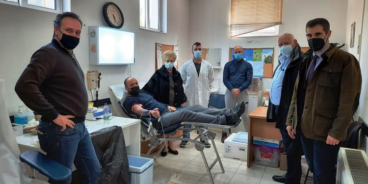 Ο Αντιπεριφερειάρχης Π.Ε Ηλείας Β.Γιαννόπουλος στην εθελοντική αιμοδοσία στα Κρέστενα