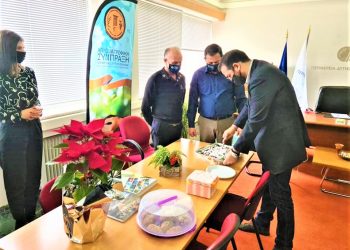 Ο Περιφερειάρχης έκοψε την πίτα στο γραφείο του Αντιπεριφερειάρχη Θ. Βασιλόπουλου