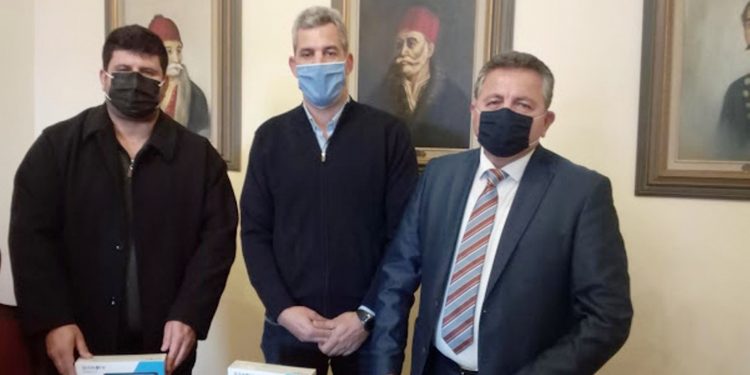 «ΣΟΥΛΗΣ –ΚΙΟΥΝΙΣ ΑΒΕΕ»: Προσφορά τάμπλετ στα Δημοτικά του Δήμου Πηνειού
