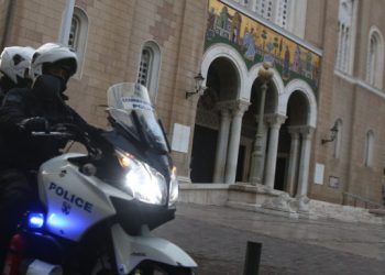 Τα διαφορετικά Θεοφάνια σε εικόνες: Με μέτρα, περιπολίες της αστυνομίας και χωρίς βουτιές για τον σταυρό (φωτος)