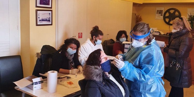 Στα Λεχαινά σήμερα πραγματοποιήθηκαν 143 rapid test, με θετικό μόνο ένα