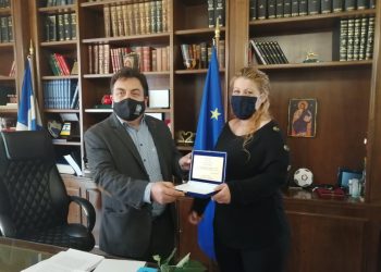 ΔΗΜΟΣ ΠΥΡΓΟΥ: Ο Δήμαρχος Πύργου Παναγιώτης Αντωνακόπουλος τίμησε την εκπαιδευτικό Έλενα Αναστασίου