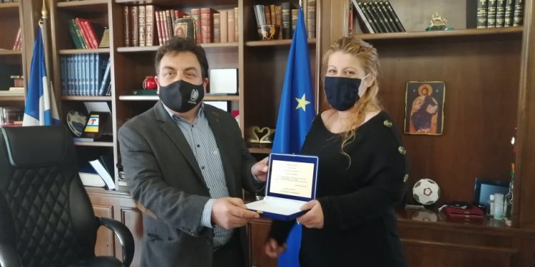 ΔΗΜΟΣ ΠΥΡΓΟΥ: Ο Δήμαρχος Πύργου Παναγιώτης Αντωνακόπουλος τίμησε την εκπαιδευτικό Έλενα Αναστασίου