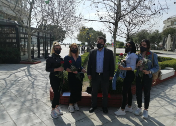 ΔΗΜΟΣ ΠΥΡΓΟΥ:  Ο Δήμαρχος Τάκης Αντωνακόπουλος μοίρασε λουλούδια στις γυναίκες της πόλης (φωτος)