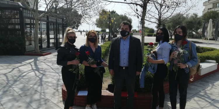 ΔΗΜΟΣ ΠΥΡΓΟΥ:  Ο Δήμαρχος Τάκης Αντωνακόπουλος μοίρασε λουλούδια στις γυναίκες της πόλης (φωτος)