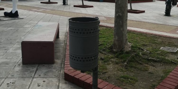 ΔΗΜΟΣ ΠΥΡΓΟΥ: Τοποθετήθηκαν καινούργια καλαθάκια απορριμμάτων στην πλατεία