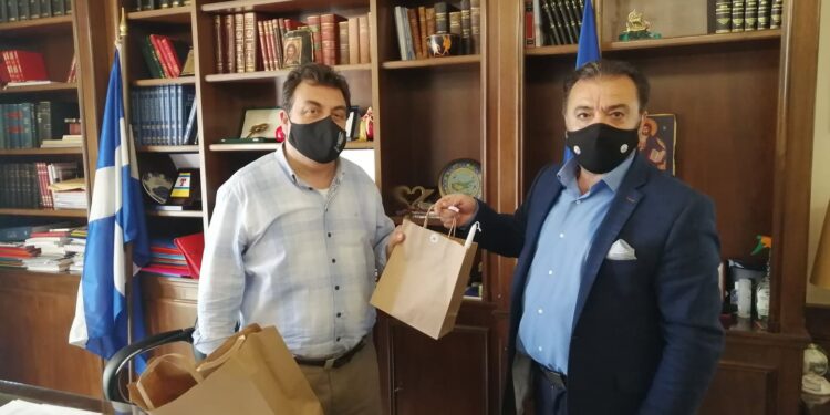 Εορταστική επίσκεψη στον Δήμαρχο Πύργου από τον πρόεδρο του Συλλόγου Εργαζομένων