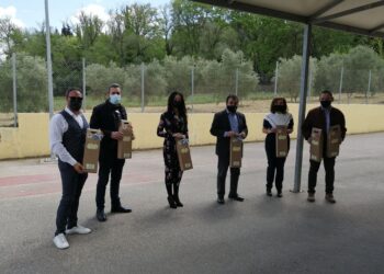 Ο Δήμος Πύργου και το ΚΔΠΑμεΑ «Ηλίανθος» δώρισαν πασχαλινές λαμπάδες σε όλα τα παιδιά των Ειδικών σχολείων (φωτος)