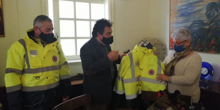 ΔΗΜΟΣ ΠΥΡΓΟΥ: Παρέλαβε 15 στολές της Πολιτικής Προστασίας δωρεά του εφοπλιστή Αθανάσιου Μαρτίνου