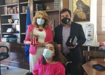 ΔΗΜΟΣ ΠΥΡΓΟΥ: Ο Δήμαρχος Πύργου τίμησε τη Νίκη Γιαννάρου για τη Γιορτή της Μητέρας