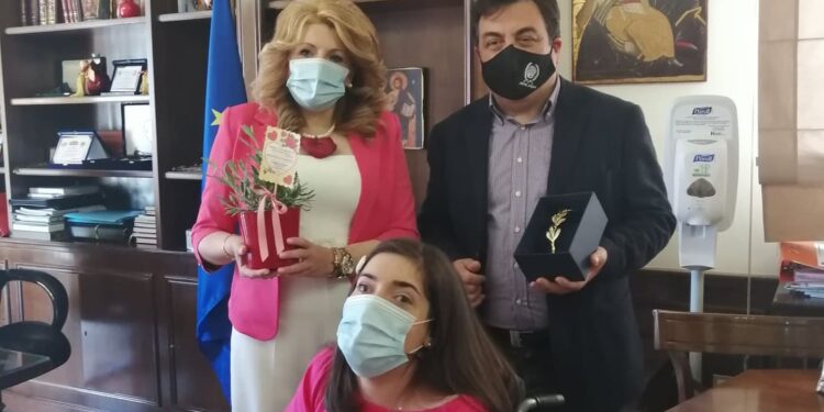 ΔΗΜΟΣ ΠΥΡΓΟΥ: Ο Δήμαρχος Πύργου τίμησε τη Νίκη Γιαννάρου για τη Γιορτή της Μητέρας
