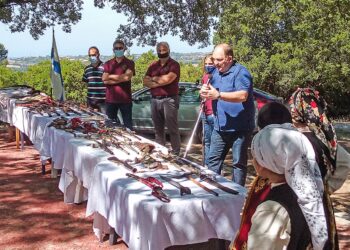 ΔΗΜΟΤΙΚΟ ΣΧΟΛΕΙΟ ΛΑΛΑ: Με επιτυχία η εκδήλωση που διοργάνωσε στο Πούσι για τα Άρματα και την Παραδοσιακή φορεσιά των αγωνιστών του 1821