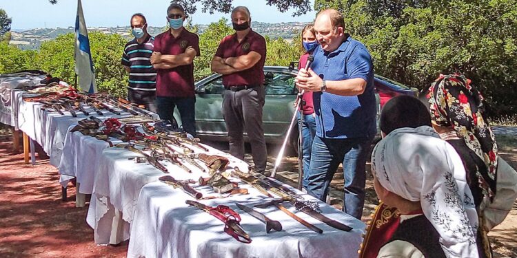 ΔΗΜΟΤΙΚΟ ΣΧΟΛΕΙΟ ΛΑΛΑ: Με επιτυχία η εκδήλωση που διοργάνωσε στο Πούσι για τα Άρματα και την Παραδοσιακή φορεσιά των αγωνιστών του 1821
