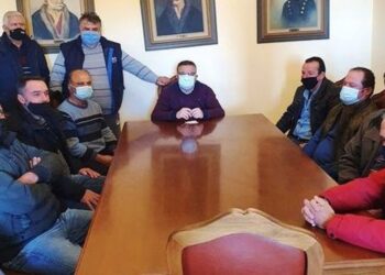 Ο Ανδρέας Μαρίνος συζητά με τους αγρότες της Ηλείας