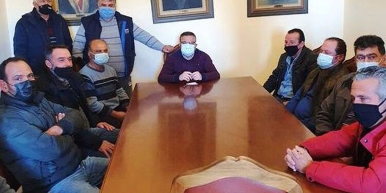 Ο Ανδρέας Μαρίνος συζητά με τους αγρότες της Ηλείας