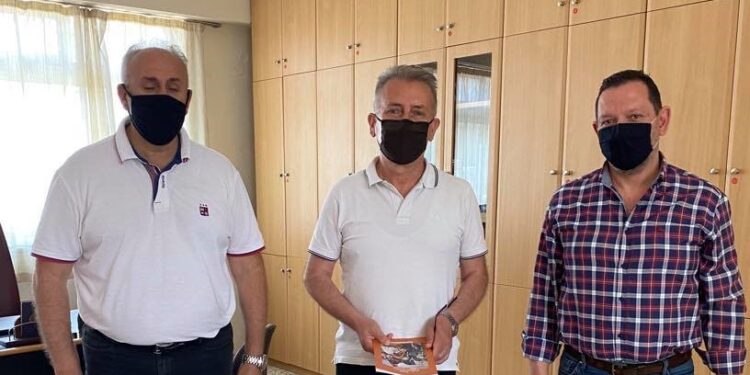 ΔΗΜΟΣ ΠΥΡΓΟΥ: Ξεκίνησε η διανομή του ιστορικού τετραδίου-λευκώματος «200 χρόνια από την Ελληνική Επανάσταση» (φωτος)