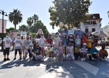 ΔΗΜΟΣ ΗΛΙΔΑΣ: Λουλούδια για την παγκόσμια ημέρα περιβάλλοντος από τους μαθητές των δημοτικών σχολείων της Αμαλιάδας