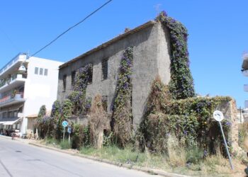 «Ψάχνουν» το μισογκρεμισμένο κτίριο επί της οδού Αντωνίου Πετραλιά