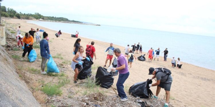 ΔΗΜΟΣ ΗΛΙΔΑΣ: Καθαρίζονται οι παραλίες του Δήμου