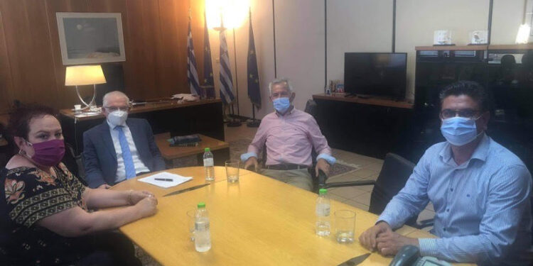 Ο Δήμαρχος Ανδραβίδας Κυλληνης κ. Λεντζας Γ στον Πρόεδρο του ΕΛΓΑ κ. Λυκουρέντζο Α.