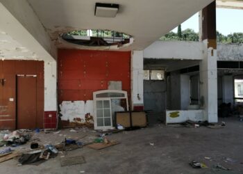 ΔΗΜΟΣ ΠΥΡΓΟΥ: Με την κατεδάφιση του Τουριστικού Περιπτέρου ξεκινούν τα έργα της χερσαίας ζώνης στο Κατάκολο