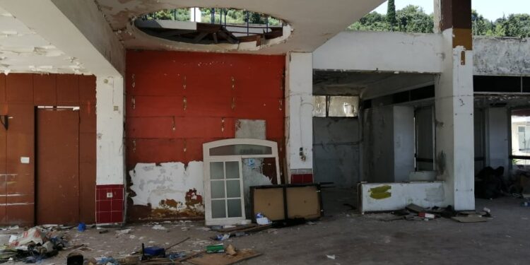ΔΗΜΟΣ ΠΥΡΓΟΥ: Με την κατεδάφιση του Τουριστικού Περιπτέρου ξεκινούν τα έργα της χερσαίας ζώνης στο Κατάκολο