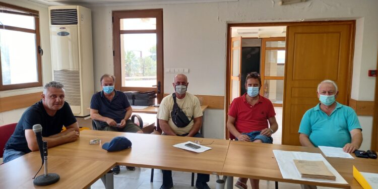 Συνάντηση κ. Κωνσταντίνου Χαντζή Προέδρου Συνδέσμου Αποχέτευσης « Ο ΗΡΑΚΛΗΣ» με τους Προέδρους των Τοπικών Κοινοτήτων Νεοχωρίου, Στρουσίου, Σταφιδοκάμπου, Τραγανού και Αγίας Μαύρας