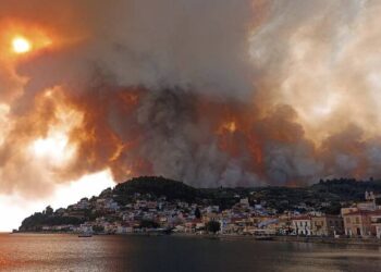 Φωτιά στην Εύβοια: Καίγονται σπίτια στο Πευκί