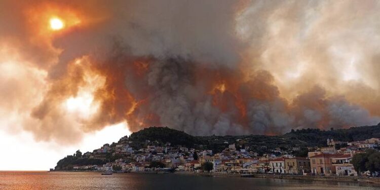 Φωτιά στην Εύβοια: Καίγονται σπίτια στο Πευκί