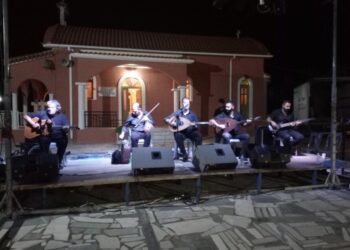 ΔΗΜΟΣ ΠΗΝΕΙΟΥ: Μάγεψε το κοινό ο λαουτάρης Κρητικός  Μανώλης Κονταρός στην πρώτη εκδήλωση