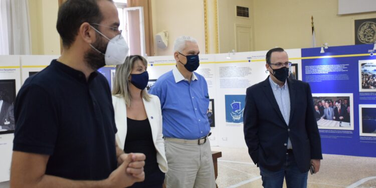 Ο Ν. Φαρμάκης στην φωτογραφική έκθεση του Europe Direct για τη 40χρονη ιστορία της Ελλάδας στην Ε.Ε.