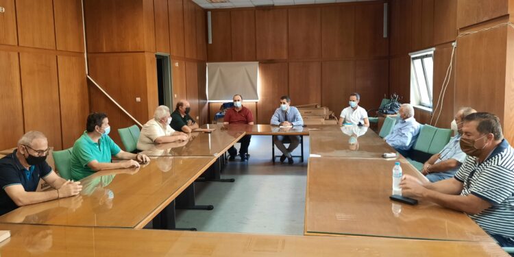 Συνάντηση Αντιπεριφερειάρχη Π.Ε Ηλείας Βασίλη Γιαννόπουλου με επαγγελματίες μεταφορείς μαθητών