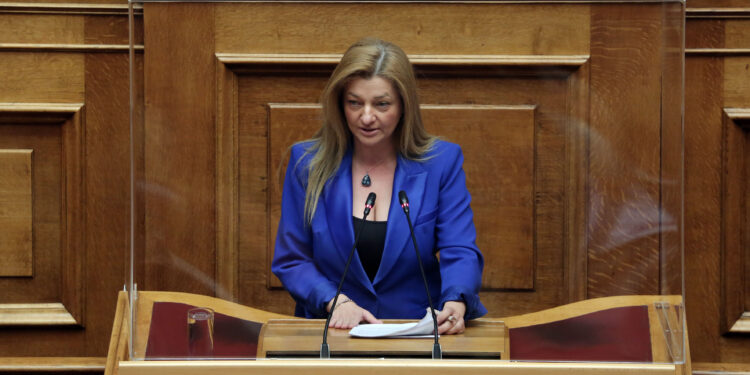 ΔΙΟΝΥΣΙΑ ΑΥΓΕΡΙΝΟΠΟΥΛΟΥ: “: «Πρέπει να συμπράξουν όλοι μαζί ώστε κανένα ζώο να μη μείνει άστεγο και κανένα ζώο να μη μείνει χωρίς οικογένεια ή καταφύγιο”